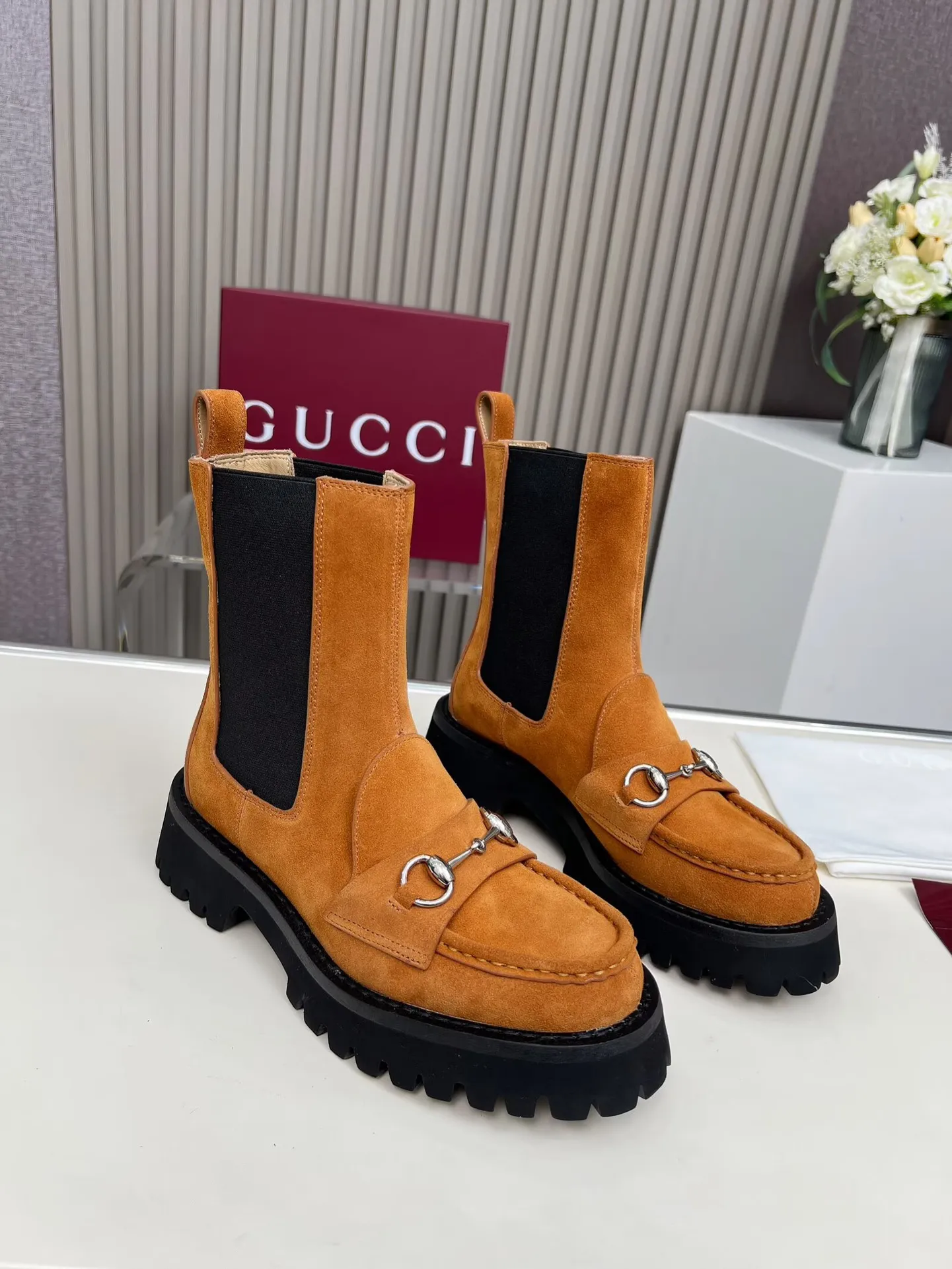 👟👟Ex-factory price 640👟👟 New version of Gucci GUCCI hot sale✅Ankle boots 🎉Very easy to match👍Elastic design on both sides [strong] Easy to put on and take off, especially retro British style, Gucci buckle decoration on the front💎LOGO✅ Fabric: imported cowhide 🐂High mercerized velvet, lining/foot: cow lining Color: black caramel color Brown 3 colors optional Number of yards: 35-42 {2 heads need to be customized} Heel height: 5cm Packing: Comes with card and cloth bag.